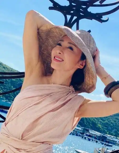 原创49岁黎姿高温下拍美照一袭长裙小秀香肩海边享受阳光浴