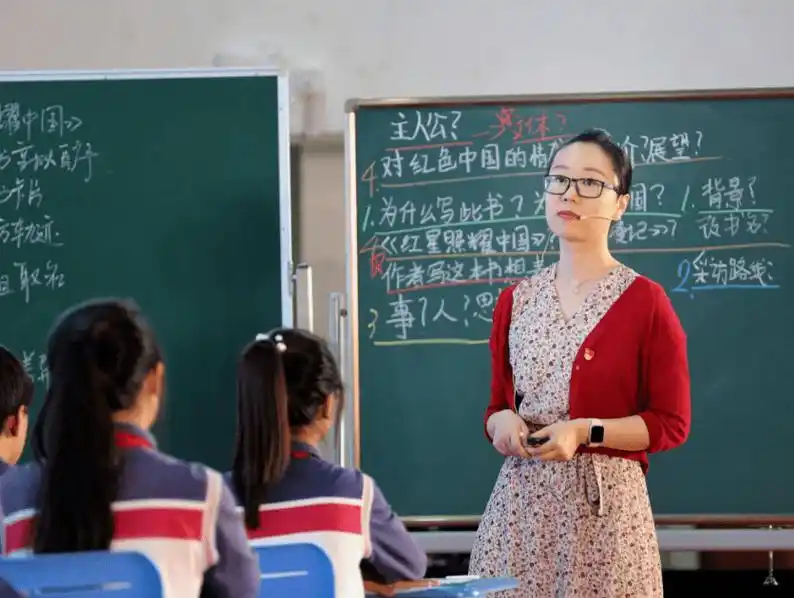 老师不能穿贵衣服女教师上课穿28万大衣却被家长举报