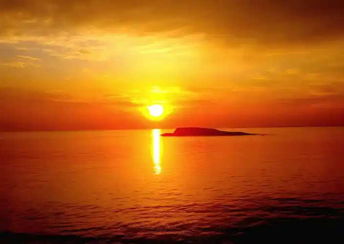 晨曦海边伫,朝霞映云天.红日冉冉升,海天皆金光.