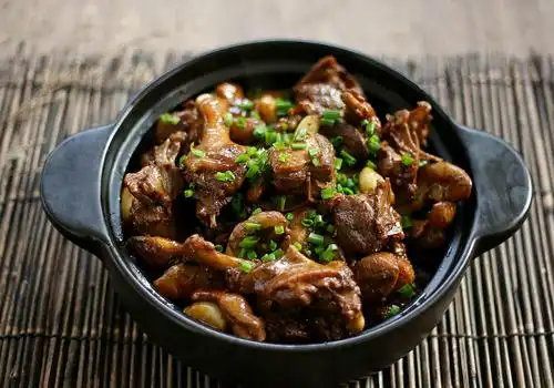 香醋1勺,小冰糖5个1,起锅烧油,油温6成热时,把焯过水的鸭子下锅爆炒