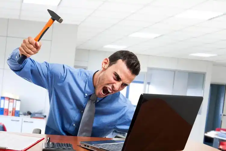 用锤子砸电脑的男人图片