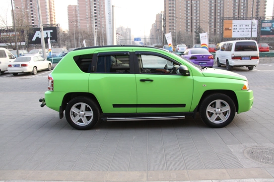 吉普指南者亚光绿车身改色