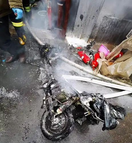 电瓶车在电梯内爆燃5人被烧伤5个月大婴儿仍在icu
