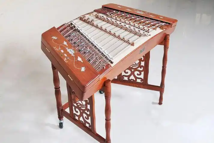 p>扬琴,又称洋琴,打琴,铜丝琴,扇面琴,蝙蝠琴,蝴蝶琴,击弦乐器.