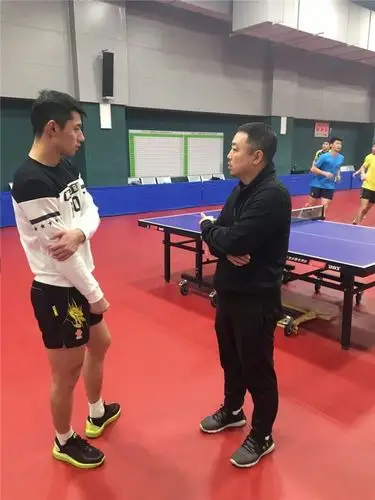 张继科真实在!去剪彩干杯后直接一口闷,老总竖大拇指夸他酒量好