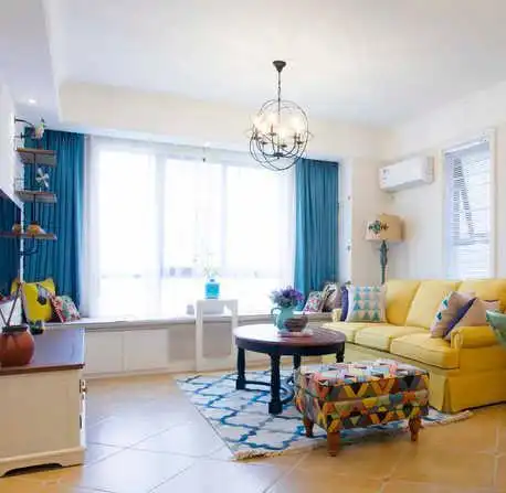 沙发后的窗户,让客厅拥有与众不同的个性.