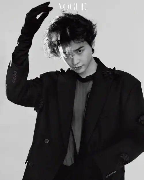 画报匠人!李钟硕时尚写真 《黑话律师》成功回归_腾讯新闻