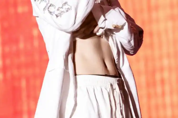 薛之谦 让你们见识一下我的肚子 可不可爱