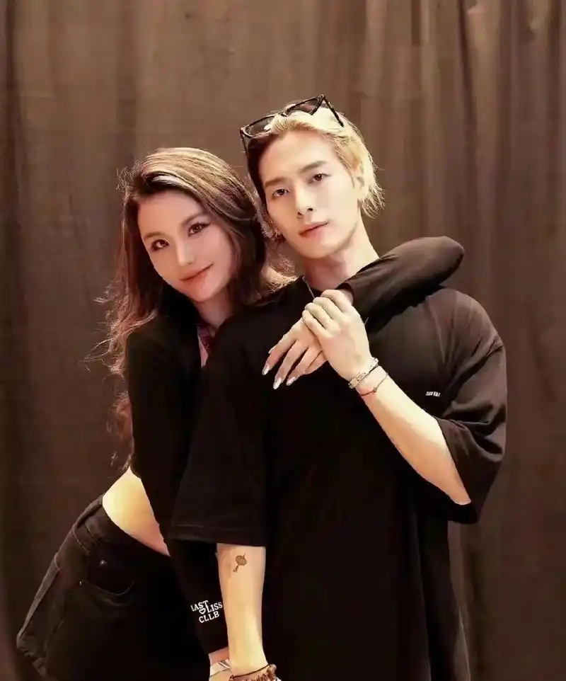 合影比你男友还要宠你的王嘉尔!王嘉尔国内巡回演唱会马上开始!