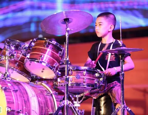 冉冉升起的小明星——儿童爵士鼓演奏