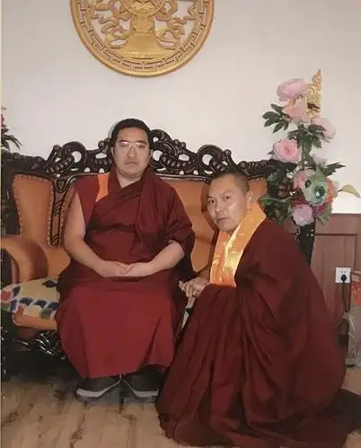 藏东知等人耗时一年完成的,供养给丹仓活佛的大幅彩唐作为年都乎寺