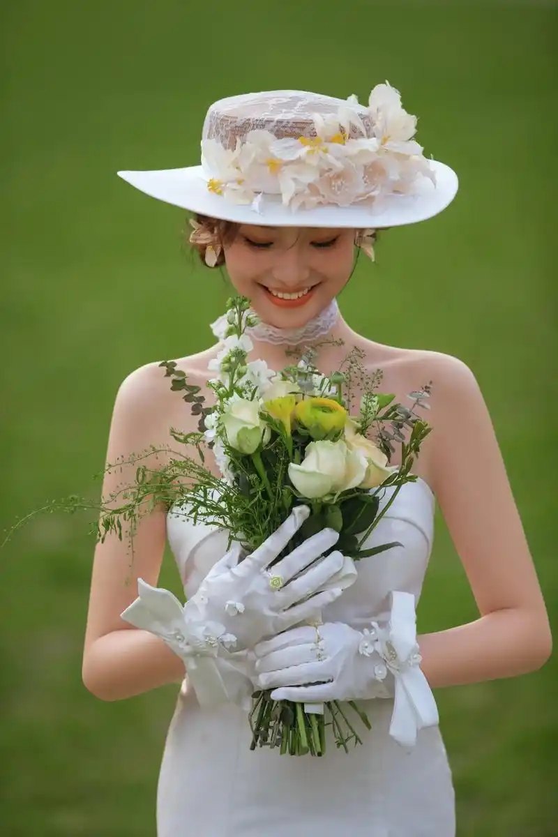 〝洁白的婚纱,手捧着鲜花"哼 - 抖音