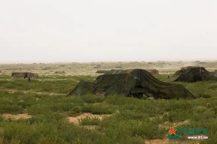 高清:"跨越-2015 朱日和"首场演习之红军部队