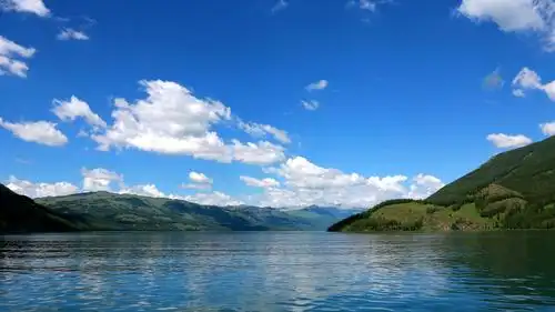 号称中国最美湖泊一个小湖就惊艳到我们杉树长满丝絮