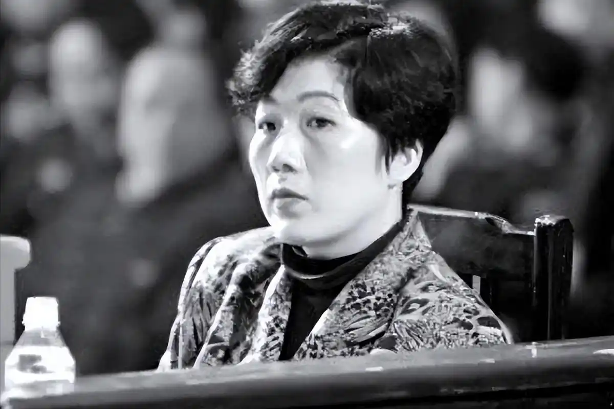 2003年,好色女贪官蒋艳萍,陪睡40名领导,为逃死刑勾引狱长怀孕