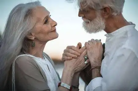 我能想到最浪漫的事就是和你一起慢慢变老等我们老了也拍一组这样的