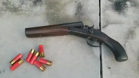 美国短管霰弹枪实弹射击,别看它枪身小,不带手套都不敢打!