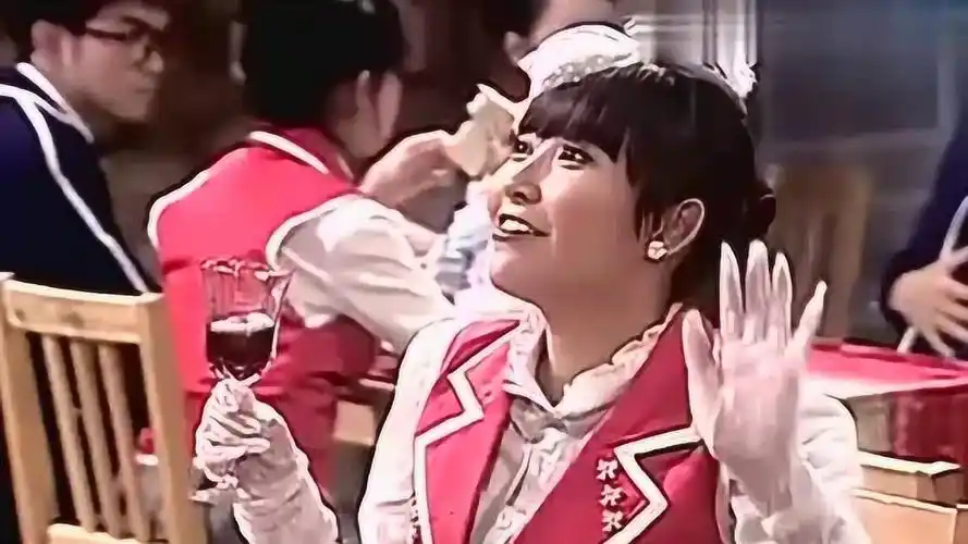 小芙蝶对焰王好热情,艾瑞克看了都要自动离场了