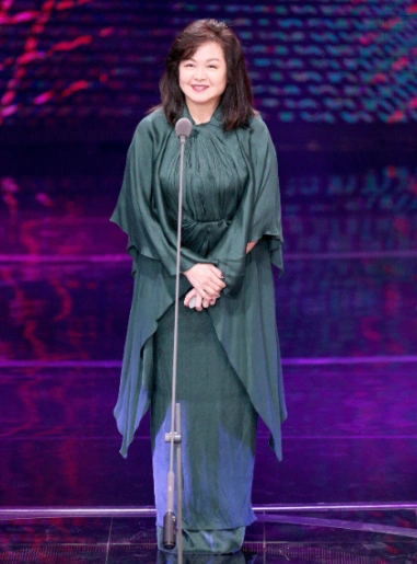 70岁崔苔菁近况曝光未婚生子放弃演艺事业保持单身自嘲追星