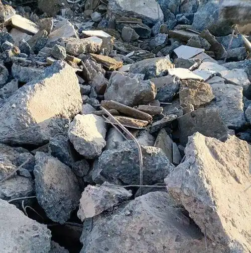 大量回收混凝土支撑柱混凝土块等回收水泥块