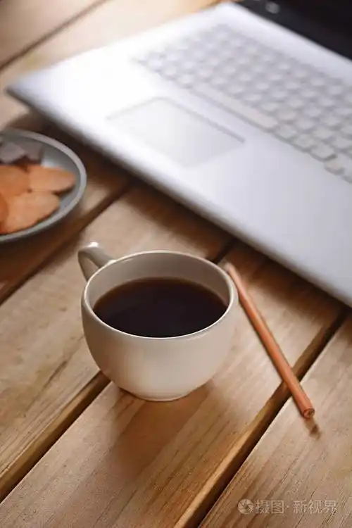 在办公室喝咖啡休息