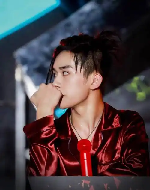 易烊千玺的喉结太突出,粉丝将他的自拍照放大后,思想都不纯洁了_突出