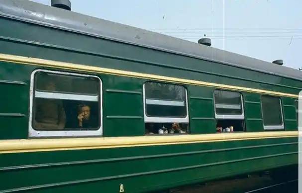八十年代的绿皮车,速度慢没空调,却是几代人的回忆