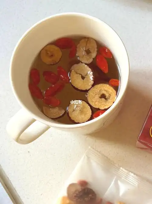 微凉的季节 来杯桂圆红枣枸杞茶