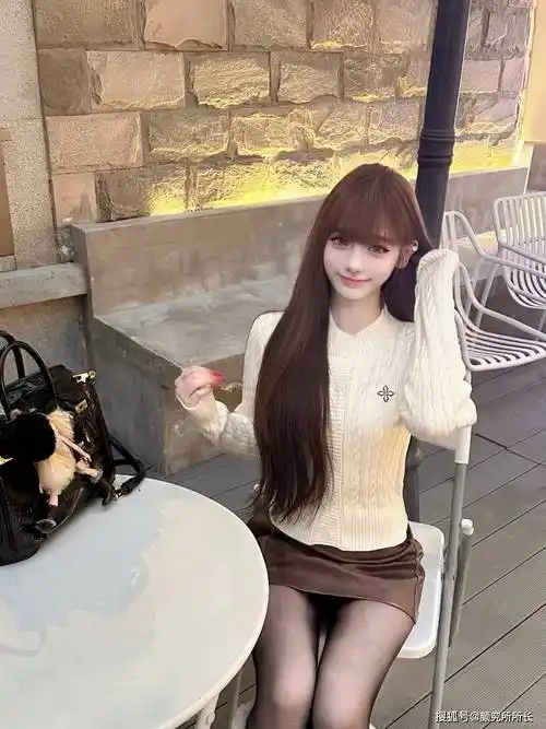 原创19岁极品尤物少女街拍穿搭米色针织衫亲肤透气又迷人