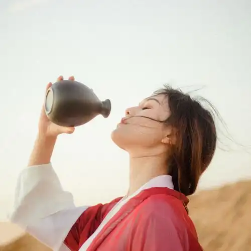 喝酒意境女生头像图片怀念小酒馆里的一缕沧桑