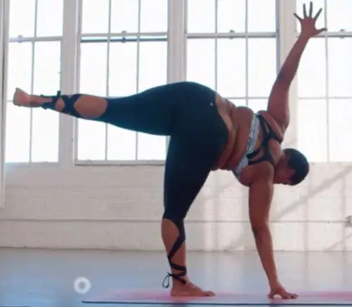 美国女瑜伽教练晒倒立一字马为胖人正名