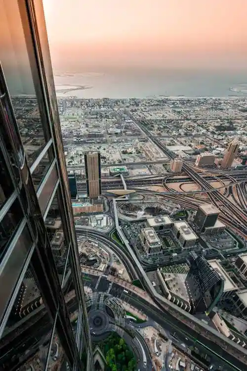 从摩天大楼俯视城市景观