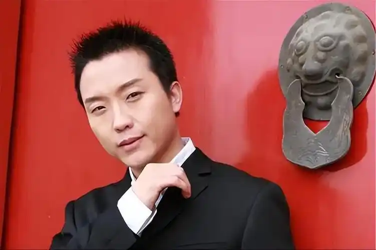 45岁的李玉刚不恋爱不结婚步履蹒跚需搀扶他图了个什么