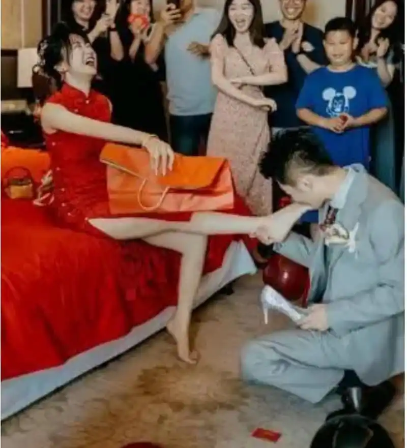 是从贾乃亮开始的亲脚丫子吧?