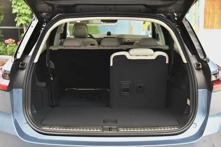 蔚来es8后备厢空间不错,也能通过放倒后排座椅来扩展储物空间,日常