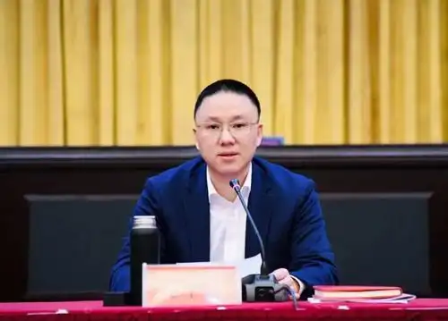 区委常委,常务副区长王智承作项目介绍.