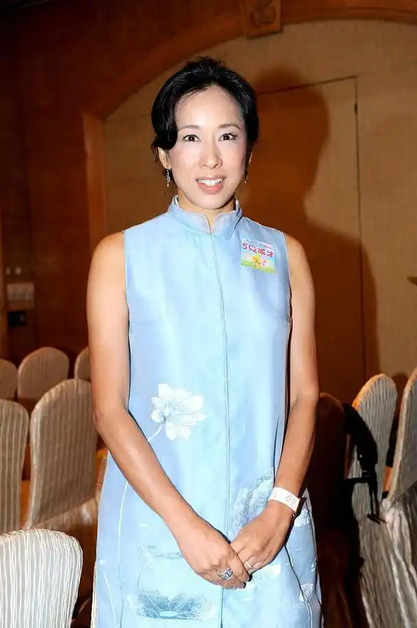 朱玲玲不愧是曾经的港姐冠军就算老了也时髦这样穿礼服裙真美