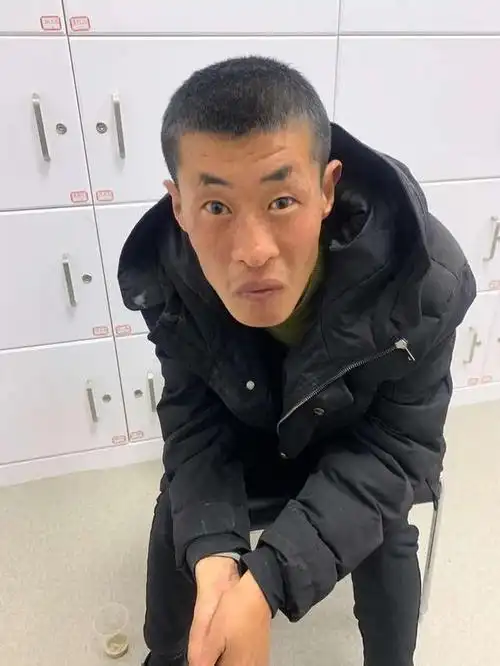温州苍南寻亲青年男子被救助疑有智力障碍穿黑色大衣