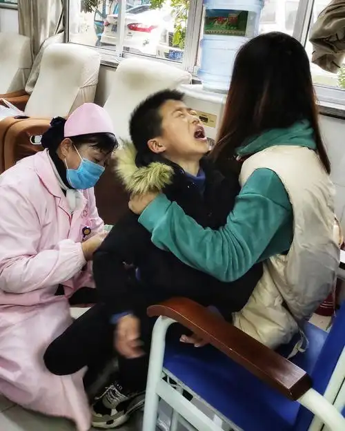 《别打针,疼……》