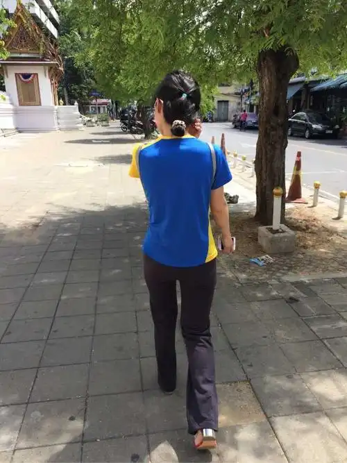 放一张亲爱的清瘦背影,一直问我为什么还叫亲爱的,不叫老婆,叫习惯了