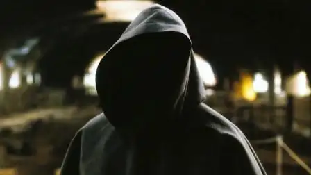 黑袍人不知是人是鬼,打不死摔不死刀枪不入,警察小伙追了4次被吓懵!