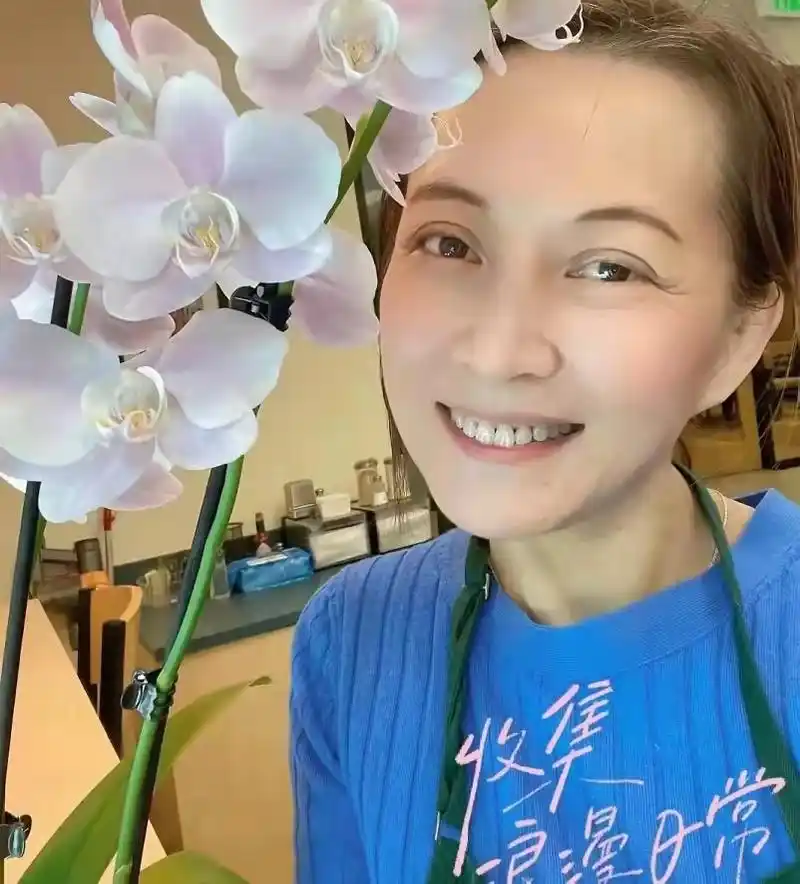 49岁《甘十九妹》女主罕见晒照,满脸笑容,眼角的鱼尾纹太明显