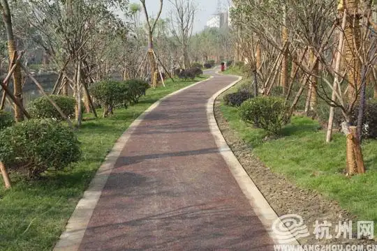 杭网原创 原创新闻  杭州网讯 近日,位于隽家塘河边的彩色游步道让