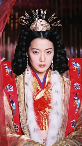 金喜善在电影《神话》中饰演玉漱公主,造型华丽.