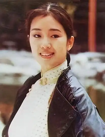 回顾张末在父母离异阴影中长大离婚时父亲张艺谋为她撑起一片天