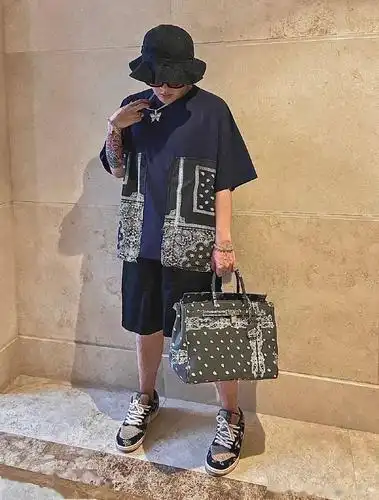 ▼ 整身呼应的腰果花搭配