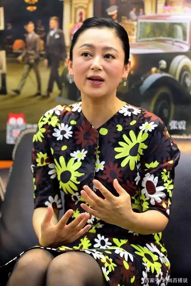 陈红真的是越看越美了,穿短裙也有优雅感,成熟气场太大方