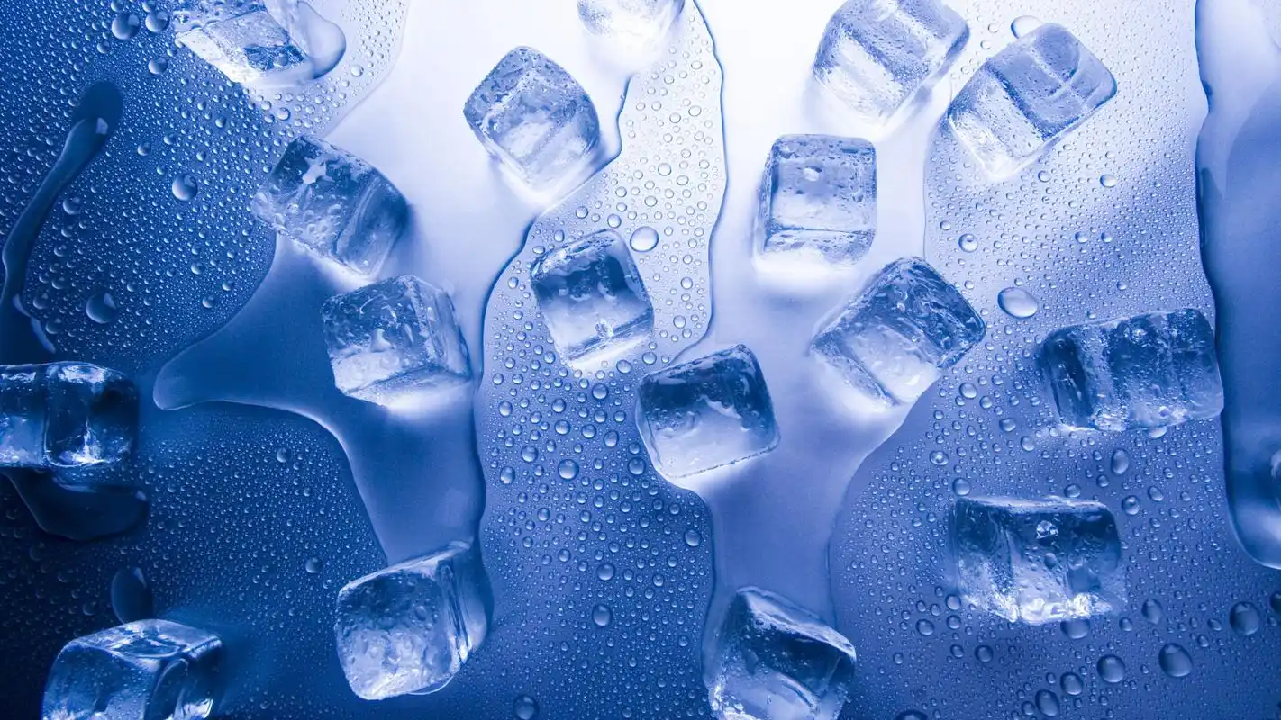 晶莹清凉的冰块唯美高清桌面壁纸