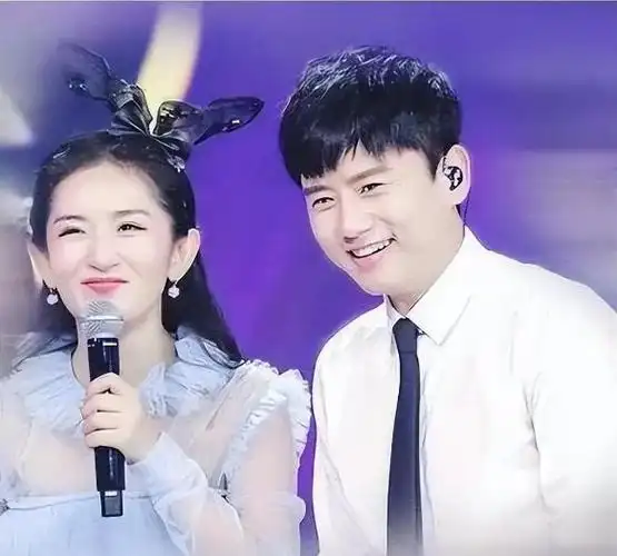 张杰和谢娜这对明星夫妇,家有三位小公主:2018年降临的双胞胎姐姐跳跳