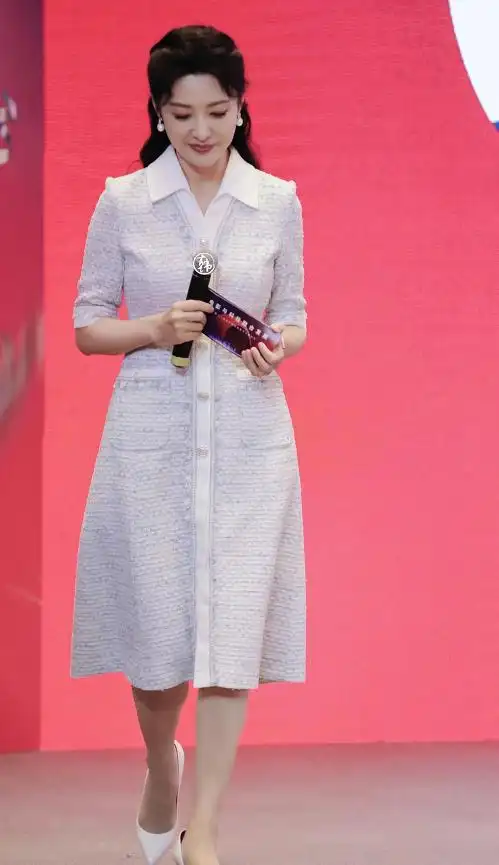 穿小香风主持活动尽显优雅风情,央视脸超美*插图9